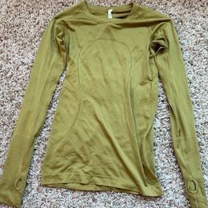 Lululemon "Swiftly Tech Long-Sleeve Shirt 2.0
Hip Length"